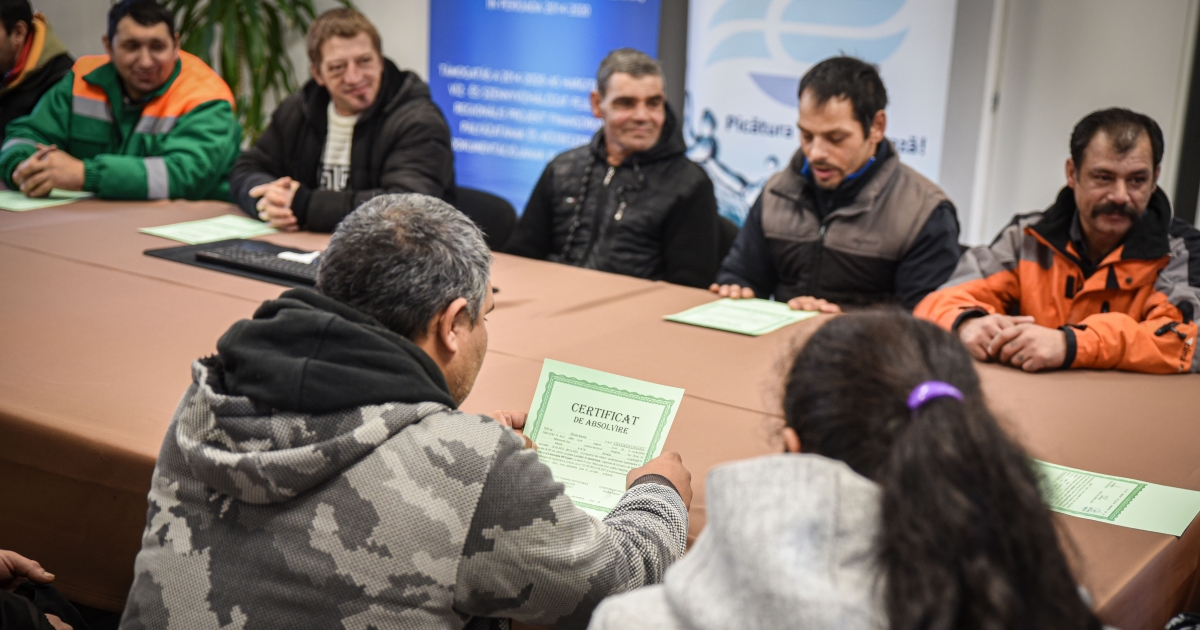 Diplomát kaptak a csíkszeredai hulladékgazdálkodási vállalat utcaseprői